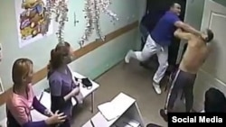 Доктор Илья Зелендинов из Белгорода бьет пациента в больнице №2, скриншот с камеры наблюдения