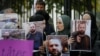 Люди с портретами убитого Зелимхана Хангошвили напротив немецкого посольства в Тбилиси. 10 сентября 2019 года