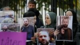 Люди с портретами убитого Зелимхана Хангошвили напротив немецкого посольства в Тбилиси. 10 сентября 2019 года