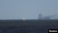 Горящий контейнеровоз Solong после столкновения с танкером