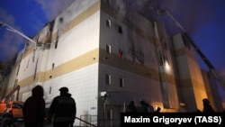 При пожаре в торговом центре "Зимняя вишня" в Кемерове погибли более 50 человек