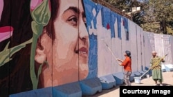 В Афганистане закрашивают рекламу и граффити с женскими лицами. Фотографии