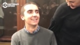 Владимир Емельянов улыбается после того, как суд приговаривает его к условному сроку
