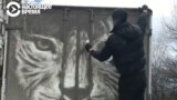 "Способ пробиваться через грязь": картины на испачканных машинах