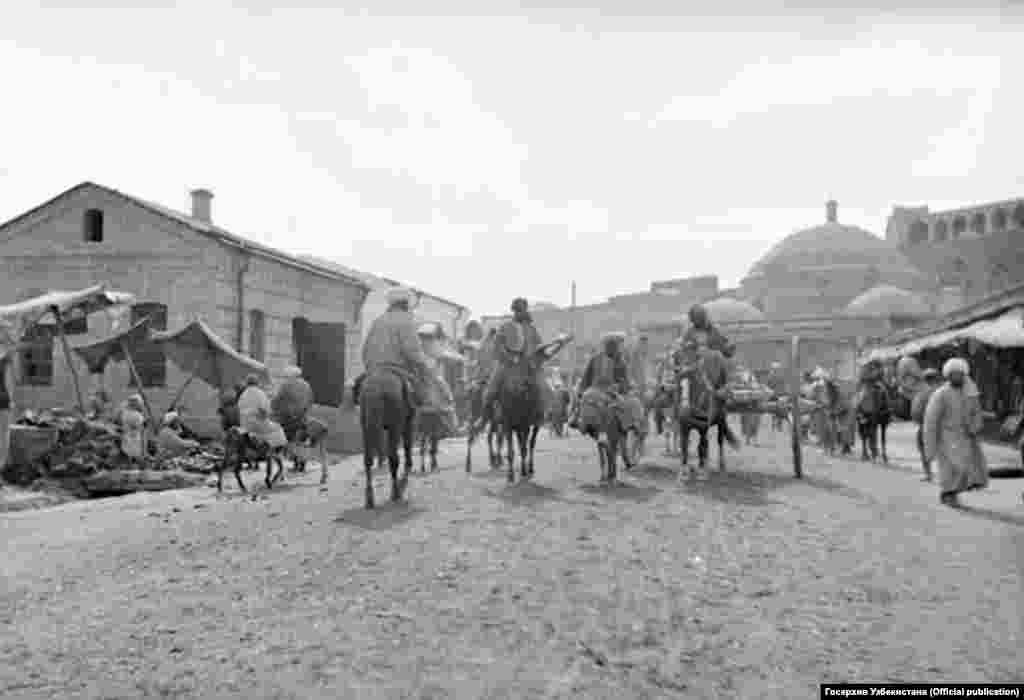 Улица Ташкентская, проходящая через старый город Самарканда.&nbsp;Фотография слева сделана в конце XIX века.