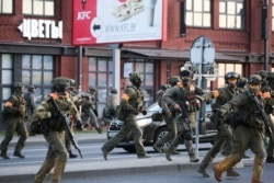 Вооруженные силовики стреляли резиновыми пулями по демонстрантам на улице Кальварийской в Минске. 10 августа