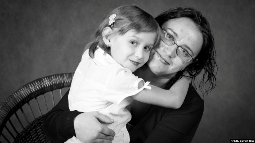 Анна Гуцал родила Юлю 16 ноября 2004 года. Вскоре девочку вместе с мамой положили в отделение гастроэнтерологии. Когда девочке исполнилось десять месяцев, ей поставили диагноз муковисцидоз