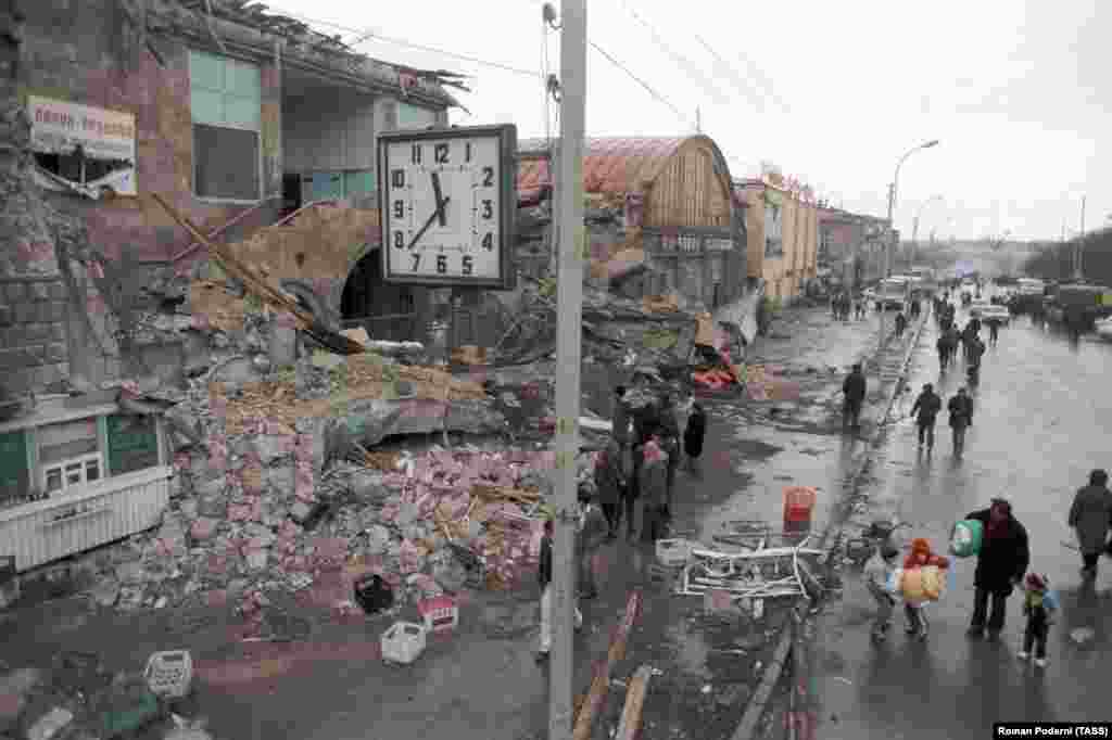 Эти часы в Гюмри остановились, когда началось землетрясение. 7 декабря 1988 года в момент землетрясения люди были на рабочих местах или на учебе