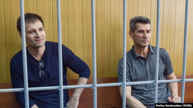 Основной владелец группы "Сумма" Зиявудин Магомедов и его брат Магомед в зале суда, 1 августа 2018 года