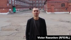 Кинорежиссер Аскольд Куров во дворе тюрьмы "Кресты"