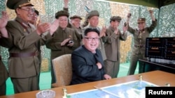 Ким Чен Ын с генералом Ри (в центре на заднем плане) и Чан Хан Ха (справа)