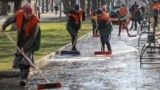 Муниципальные работники Львова чистят и дезинфицируют асфальт из-за эпидемии коронавируса