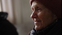 "В комнате – как на улице, ни обогревателя, ничего нет". 83-летняя Людмила более месяца живет в Киеве без отопления из-за обстрелов России