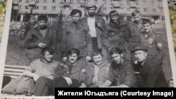 Рабочие стройотряда "Фемида". Путин на фотографии стоит справа