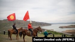 Кыргызстанские участники акции протеста против передачи водохранилища в 2021 году