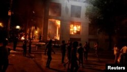 Протестующие в Парагвае у горящего здания парламента