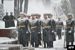 Военный караул в Александровском саду в Москве, 19 февраля 2026 года, фото AFP