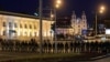 В понедельник вечером протестные акции в Беларуси возобновились, но людей уже на выходе из метро и просто на улицах задерживали милиционеры