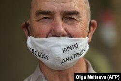 Outside the Petrozavodsk City Court on July 22, 2020, a supporter of Russian historian Yury Dmitriyev wears a face mask that reads "Freedom for Yury Dmitriyev."
