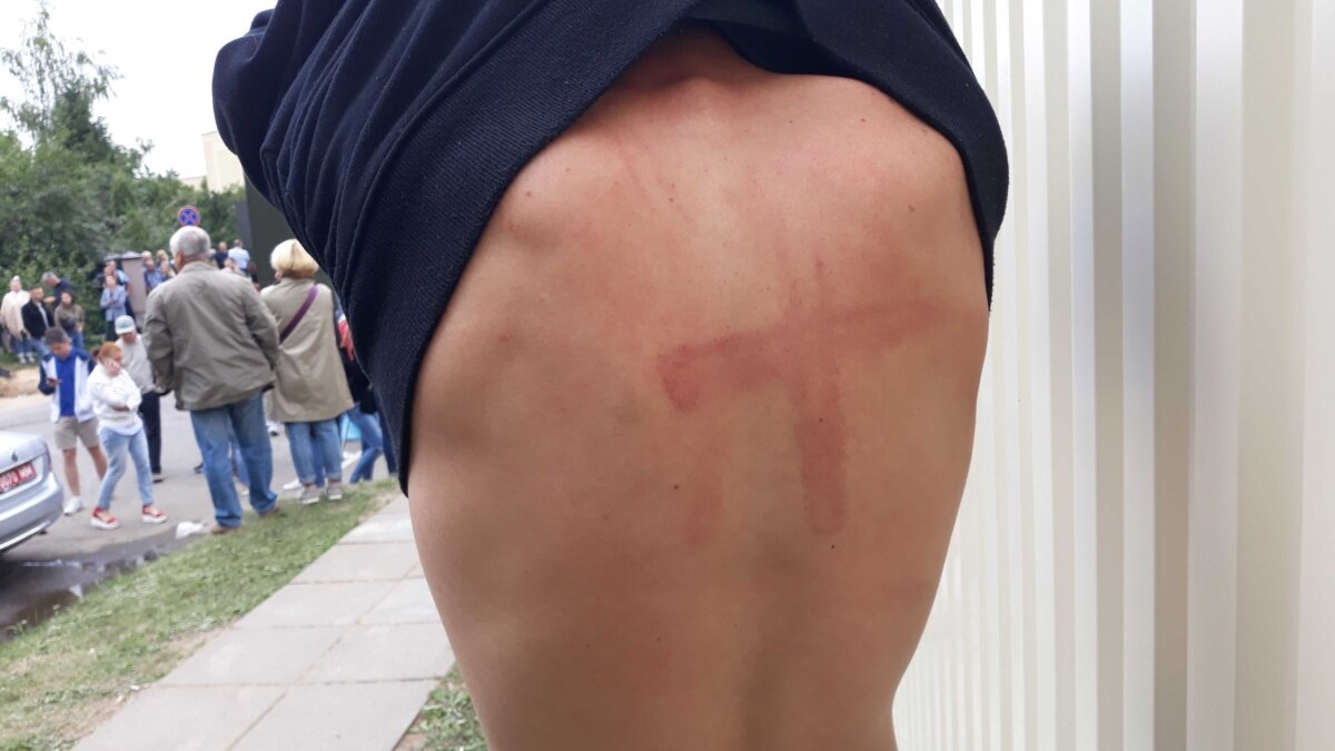 Мальчики писают голые 