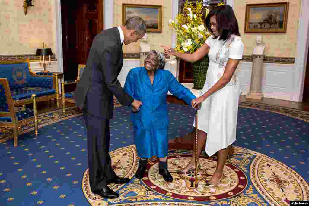 Мишель и Барак Обама танцуют со 106-летней Вирджинией Маклорин в Белом доме перед приемом в честь празднования Месяца афроамериканской истории. 18 февраля 2016 года.