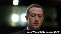 Основатель сети Facebook Майкл Цукерберг на слушаниях в Конгрессе США, апрель 2018 года