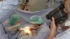 Лайки и репосты из-под скальпеля: молодой хирург стримит видео своих операций