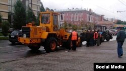 Муниципальные службы демонтируют асфальт уложенный к визиту Патриарха Кирилла в Барнауле