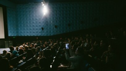 Күйеуі әйеліне қара түсті порно видеоға тапсырыс берді.