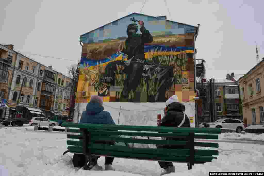 Художники Елена Нойна и Виталий Гидеван посвятили этот мурал солдату Роману Гломбе, который вступил в ВСУ в возрасте 19 лет. Солдата называют "запорожский мститель": в Вооруженных силах Украины рассказали, что он сбил семь российских самолетов из ПЗРК "Игла" в Запорожской области в начале полномасштабного вторжения России в Украину