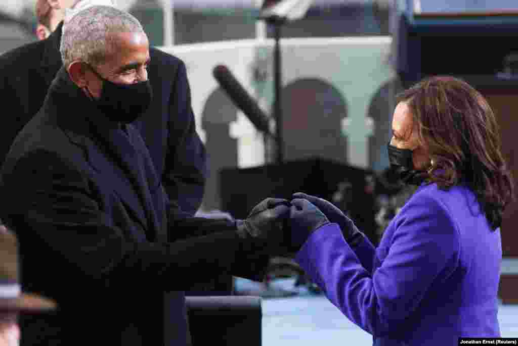 Камала Харрис приветствует бывшего президента Барака Обаму