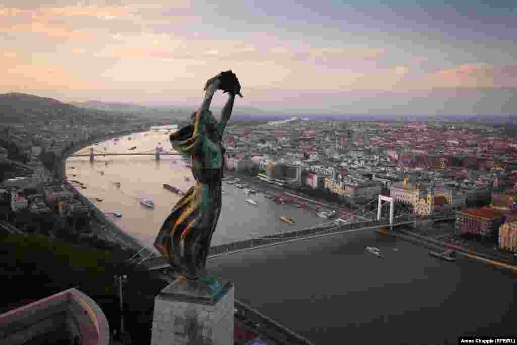 Будапешт, Венгрия. Статуя Свободы над Будапештом. Ее построили в 1947 году в память о подвиге &quot;советских героев-освободителей&quot;, но вскоре после распада СССР надпись исправили. Теперь монумент посвящен тем, &quot;кто пожертвовал свои жизни ради независимости, свободы и процветания Венгрии&quot;