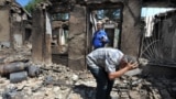 Этнический узбек на руинах собственного дома в Оше.14 июня 2010 года 