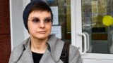 Юлия Цветкова возле здания суда в Комсомольске-на-Амуре, апрель 2021 года