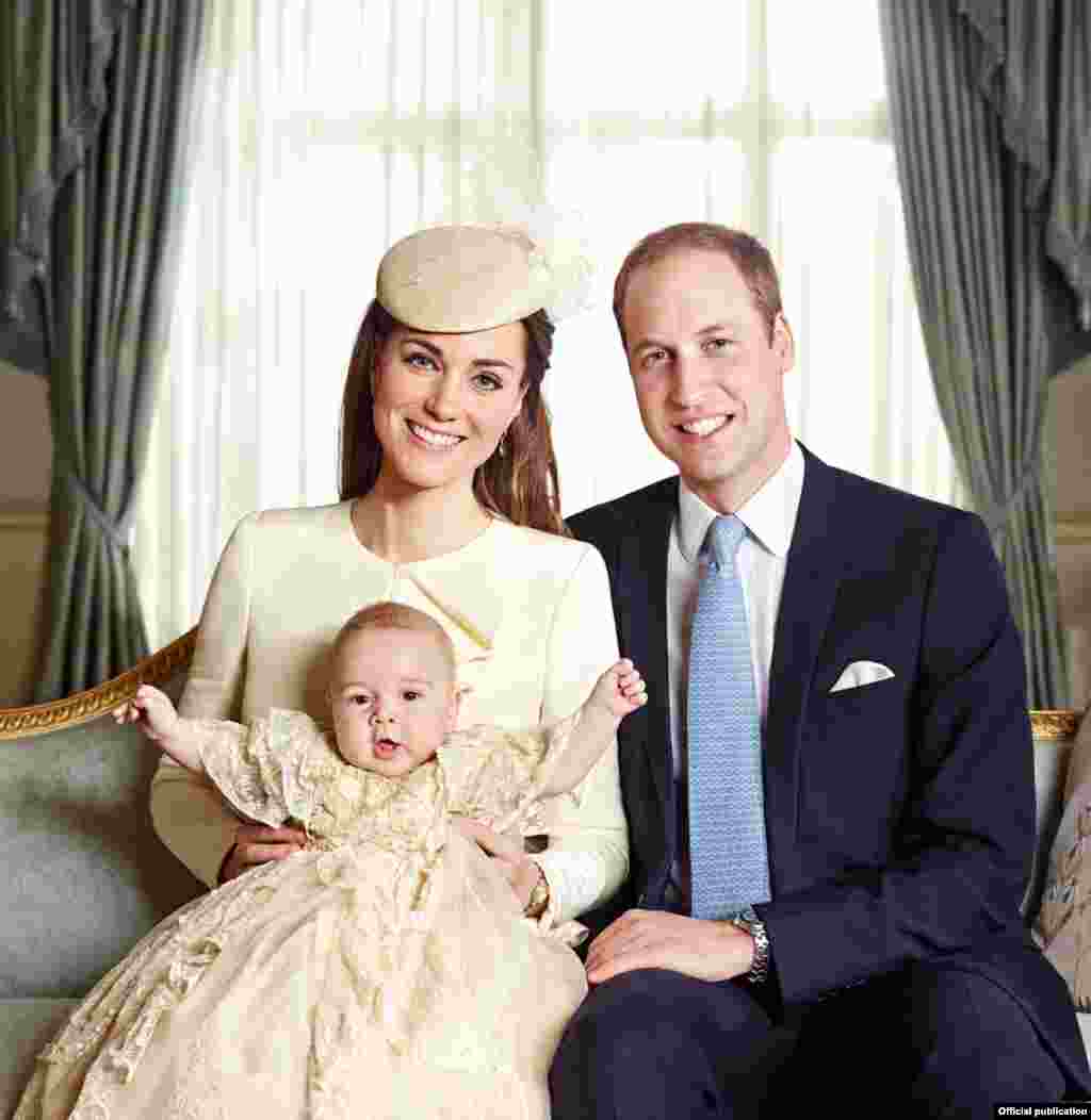 Принц Уильям с женой Кейт, герцогиней Кембриджской и принцем Джорджем в Новой Зеландии, апрель 2014 года&nbsp;