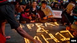 Малайзийцы зажигают свечи в память о жертвах катастрофы "Боинга" на востоке Украины 