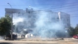 В Херсоне прокуратуру забросали дымовыми шашками, требуя расследовать нападения на активистов