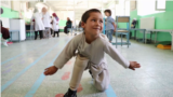 Афганский мальчик танцует на новом протезе