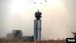Запуск ракеты зенитно-ракетного комплекса С-300 во время учений в Бурятии, июль 2015 года