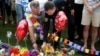 Мэр Орландо и глава полиции города возлагают цветы в память о жертвах расстрела в гей-клубе "Пульс" во Флориде 