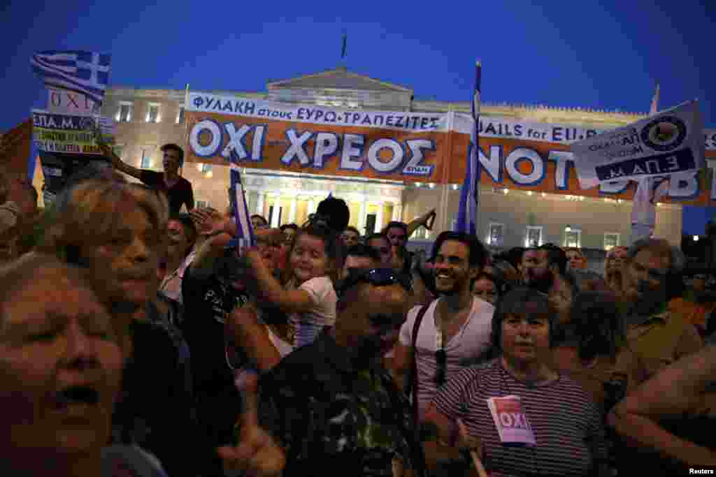 29 июня греки вышли на протесты против введения реформ, предложенных международными кредиторами, перед зданием парламента в Афинах