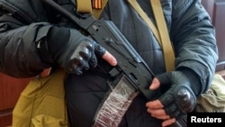 Вооруженный человек у здания СБУ в Луганске (архивное фото, апрель 2014)