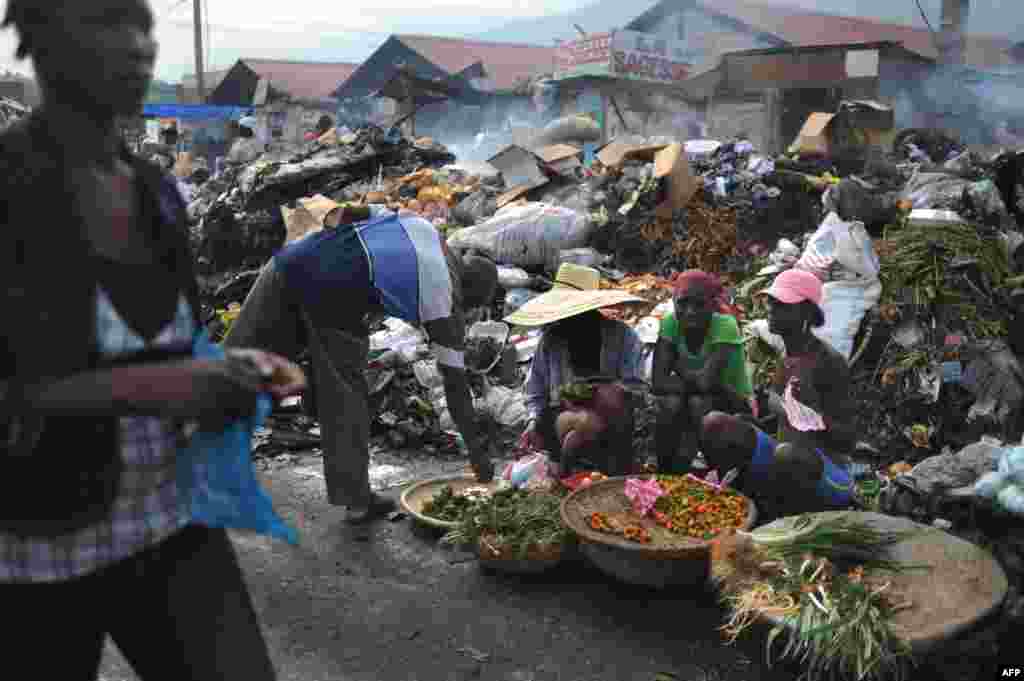 Столица Гаити Порт-о-Пренс буквально &quot;завалена&quot; горами мусора. У правительства страны недостаточно денег, чтобы его вывозить. Когда мусора становится слишком много, его попросту сжигают