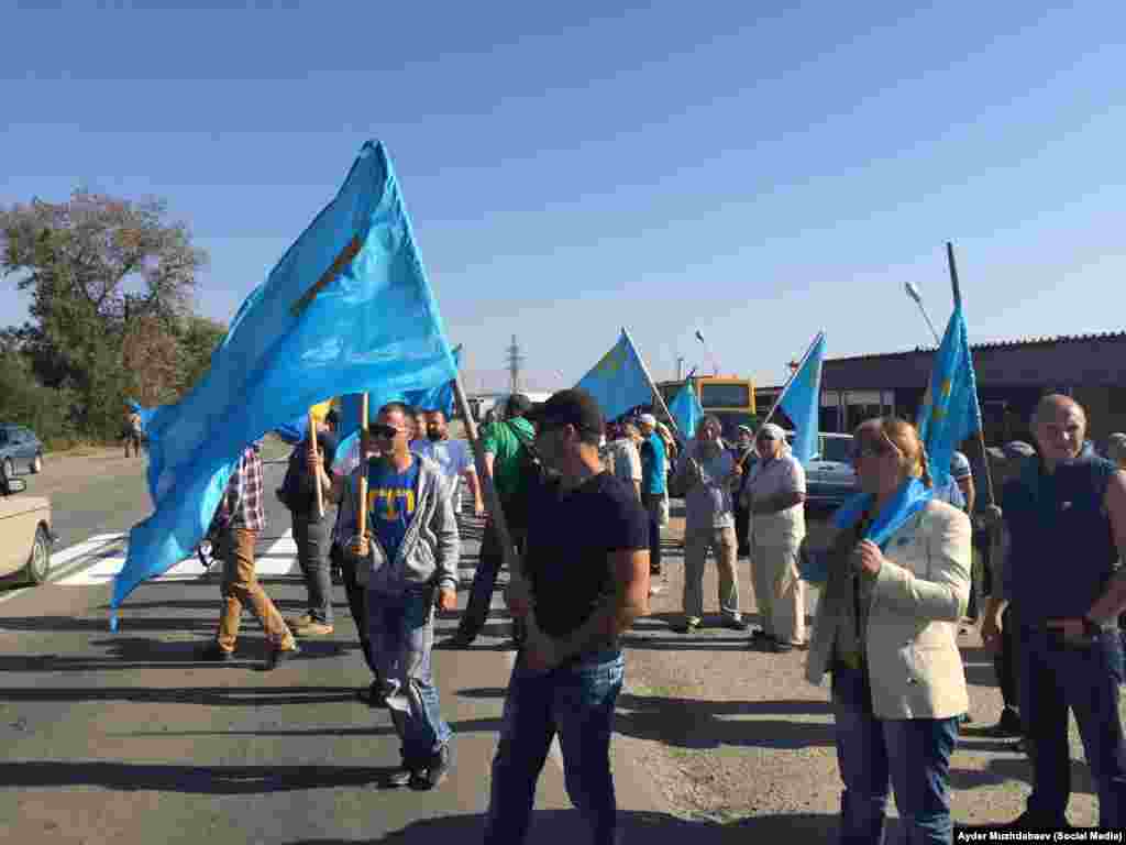 На Чонгаре находятся около 150 человек. Многие держат в руках крымскотатарские флаги