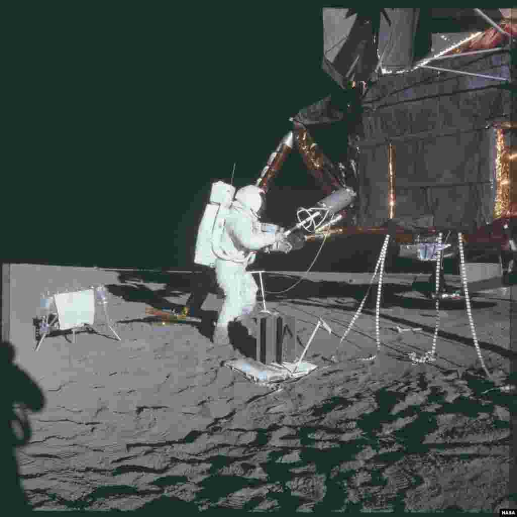 В ходе миссии &quot;Аполлон-14&quot; астронавт Алан Шепард сделал клюшку для гольфа и ударил по мячу - по его словам, мяч улетел на &quot;мили и мили&quot;