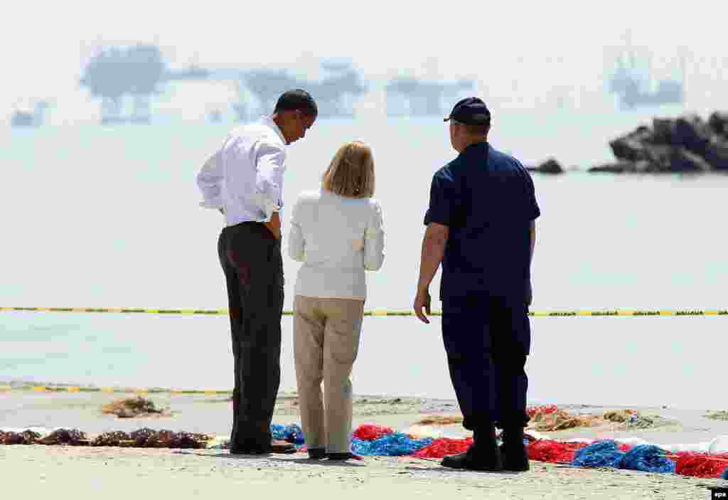 Обама на пляже во время своего визита в Порт Форчон, штат Луизиана, 28 мая 2010 года. Фото было сделано вскоре после взрыва нефтяной платформы Deepwater Horizon компании BP, что привел к крупнейшему разливу нефти в истории США.