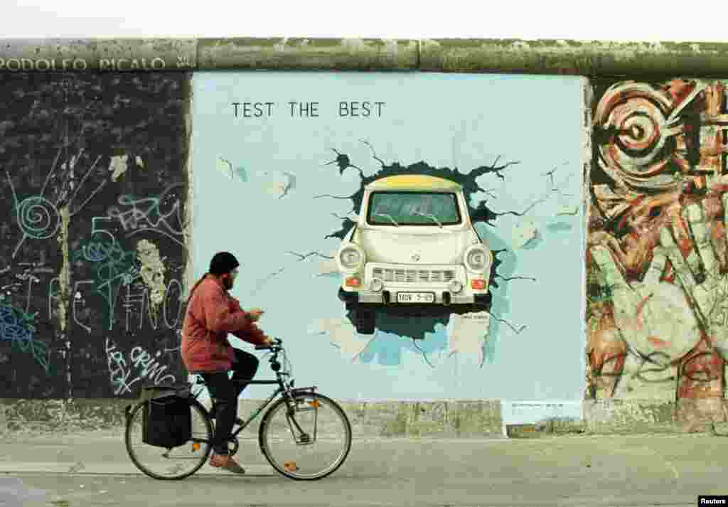 Знаменитая картина Берлинской стены &quot;Автомобиль Trabant&quot; была восстановлен на крупнейшей части стены. 13 сентября 2013 