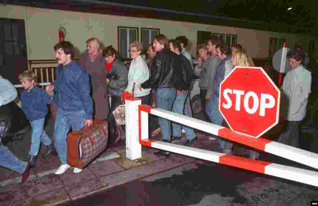 Жители Восточной части Берлина на границе. 9 ноября 1989 