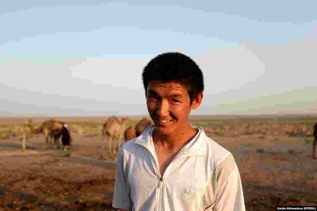 Этот юноша не пожелал назвать своё имя. Его родители сказали, что это единственный их сын, который не уехал в Казахстан, остался помогать им по хозяйству.