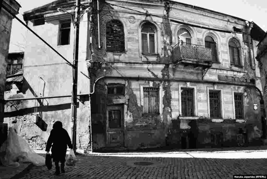 Нанука Джапаридзе говорит, что пыталась уловить хоть один счастливый момент в старой части Тбилиси. &quot;Но эта фотография выглядит меланхолично. Солнечной погоды было недостаточно, чтобы создать радость, которую я помню на улицах Тбилиси. Сегодня на улицах немного людей, все они выглядят грустными. Во времена моего детства все было наоборот, на улицах было много людей, а на их лицах &ndash; счастье&quot;.